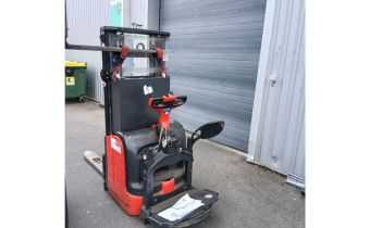 Gerbeur électrique remis en service après remplacement de la batterie Gerbeur électrique remis en service après remplacement de la batterie
