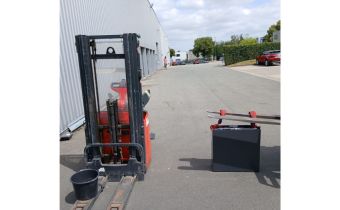 Intervention sur un gerbeur électrique pour remplacement de batterie à Intervention sur un gerbeur électrique pour remplacement de batterie à