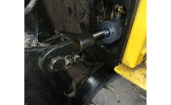 Gereviseerde neigcilinder gemonteerd op Hyster heftruck