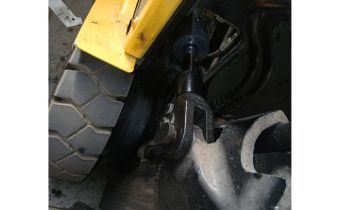 Hydraulische neigcilinder van een Hyster heftruck Hydraulische neigcilinder van een Hyster heftruck