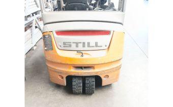 Remplacement des pneus arrière d'un chariot élévateur Still
