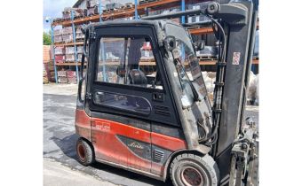 Linde E35 équipé de nouvelles portes de cabine après montage