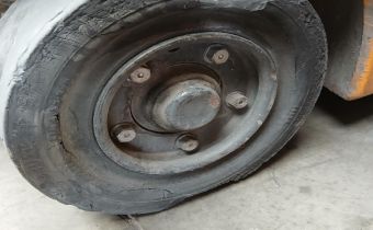 pneu usé chariot élévateur